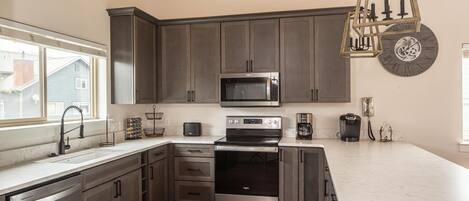 Refrigerador, microondas, horno y parrilla de estufa