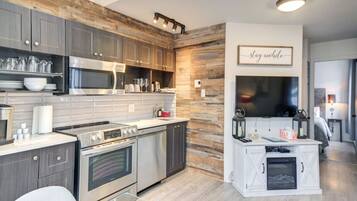 冷蔵庫、電子レンジ、オーブン、コンロ