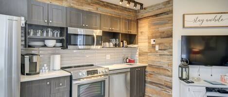 Réfrigérateur, micro-ondes, four, plaque de cuisson