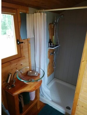 Sèche-cheveux, serviettes fournies, savon, shampoing