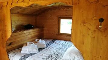 1 bedroom, travel cot, bed sheets