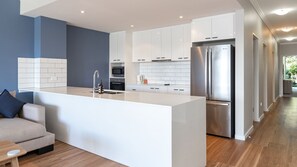 Interior - Regatta 3 on the river (Forster)