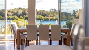 Dining - Regatta 3 on the river (Forster)