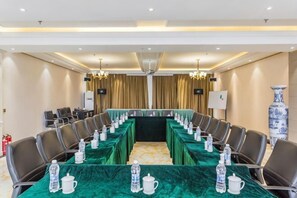 A conference room with a long table, chairs, and water bottles. - Erenhot Weihao Hotel (Erenhot)