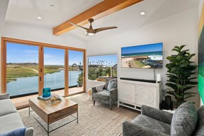 Smart TV, chimenea, oficina y monitor de computadora 