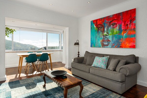 Gallery appartement | Woonruimte | Een 50-inch flatscreentelevisie met kabelzenders, televisie en Netflix