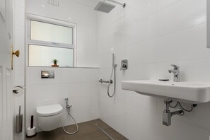 Gallery-Apartment | Badezimmer | Dusche, Haartrockner, Handtücher, Toilettenpapier