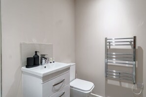 Bathtub, hair dryer, towels, shampoo - Lovely 1 Bed Manchester Apartment - Sleeps 3 (Salford)
