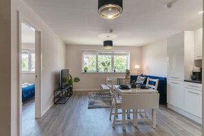 Dining - Lovely 1 Bed Manchester Apartment - Sleeps 3 (Salford)
