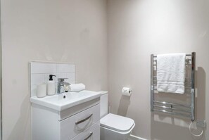 Badekar, hårtørrer, håndklæder, Shampoo