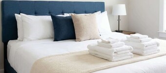 Bright 1BR Apt near Manchester Station, Sleeps 3