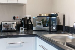 Fridge, microwave, oven, stovetop - Lovely 1 Bed Manchester Apartment - Sleeps 3 (Salford)