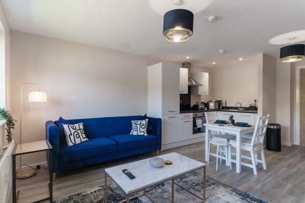 TV, offices - Lovely 1 Bed Manchester Apartment - Sleeps 3 (Salford)