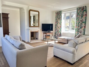 Smart TV, fireplace, books - L'orangerie des Ursulines (Bayeux)