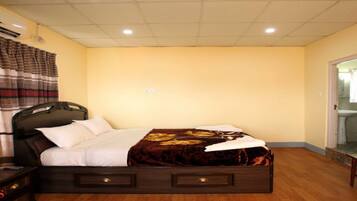 Suite | Free WiFi, bed sheets