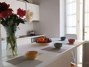 Apartamento urbano | Cozinha privada | Geladeira, fogão, cooktop, lava-louças