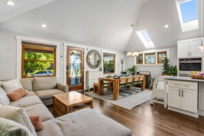 Smart TV, chimenea, oficina, monitor de computadora