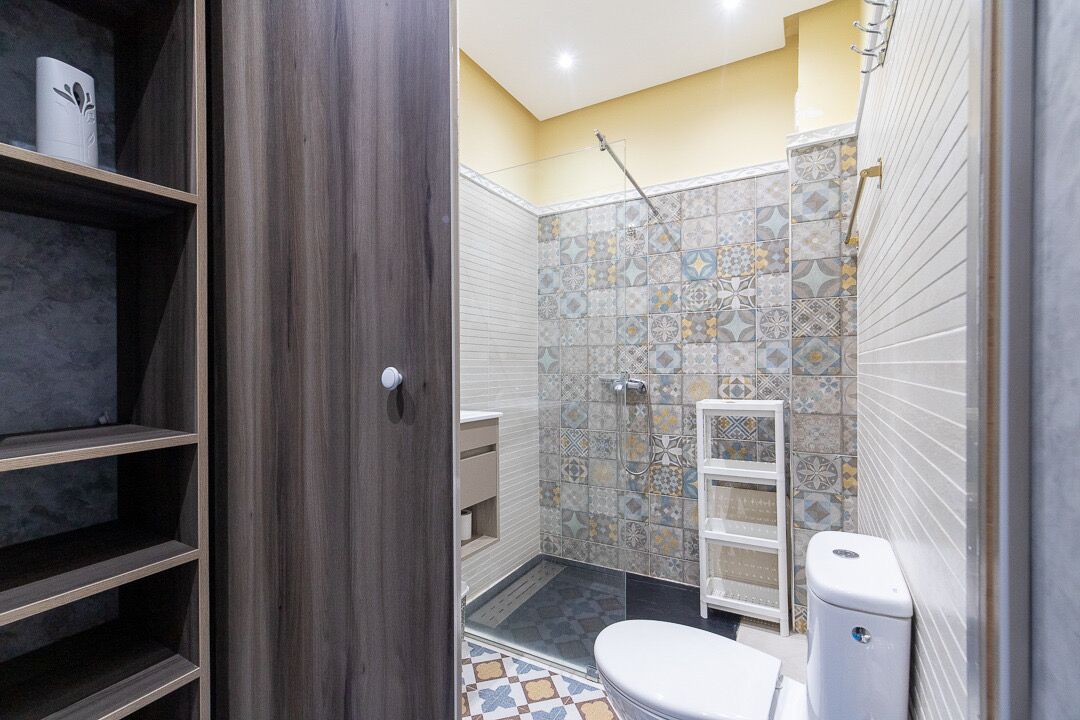 Een douche, een bubbelbad, een haardroger, een bidet