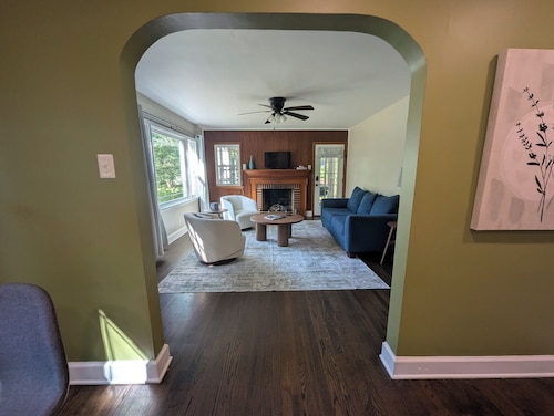 The Homestead Bungalow | 2BR + Den, Pets OK