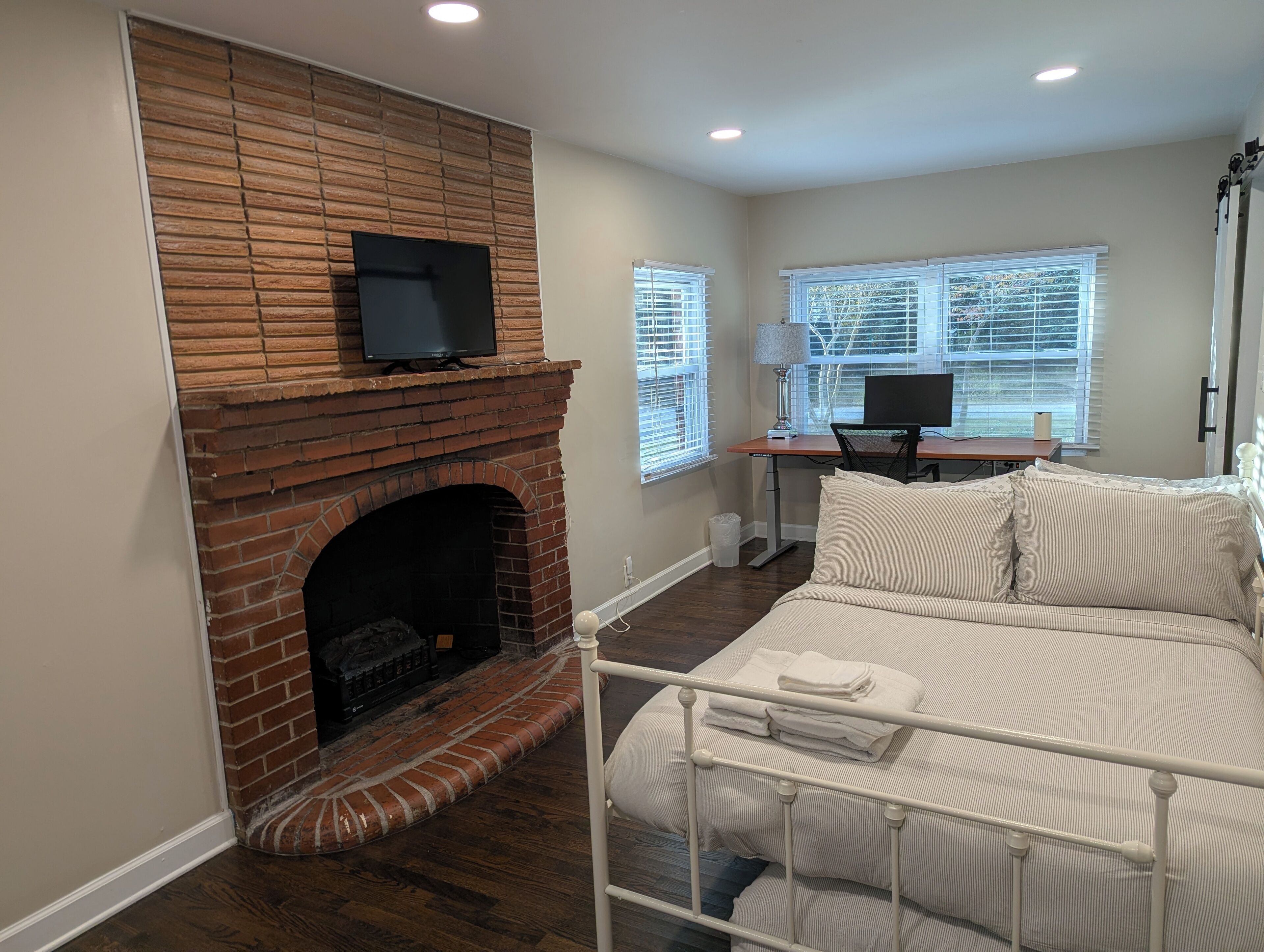 3 habitaciones, escritorio, tabla de planchar con plancha y wifi gratis 