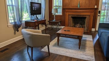 Smart TV, libros, servicios de streaming, oficina