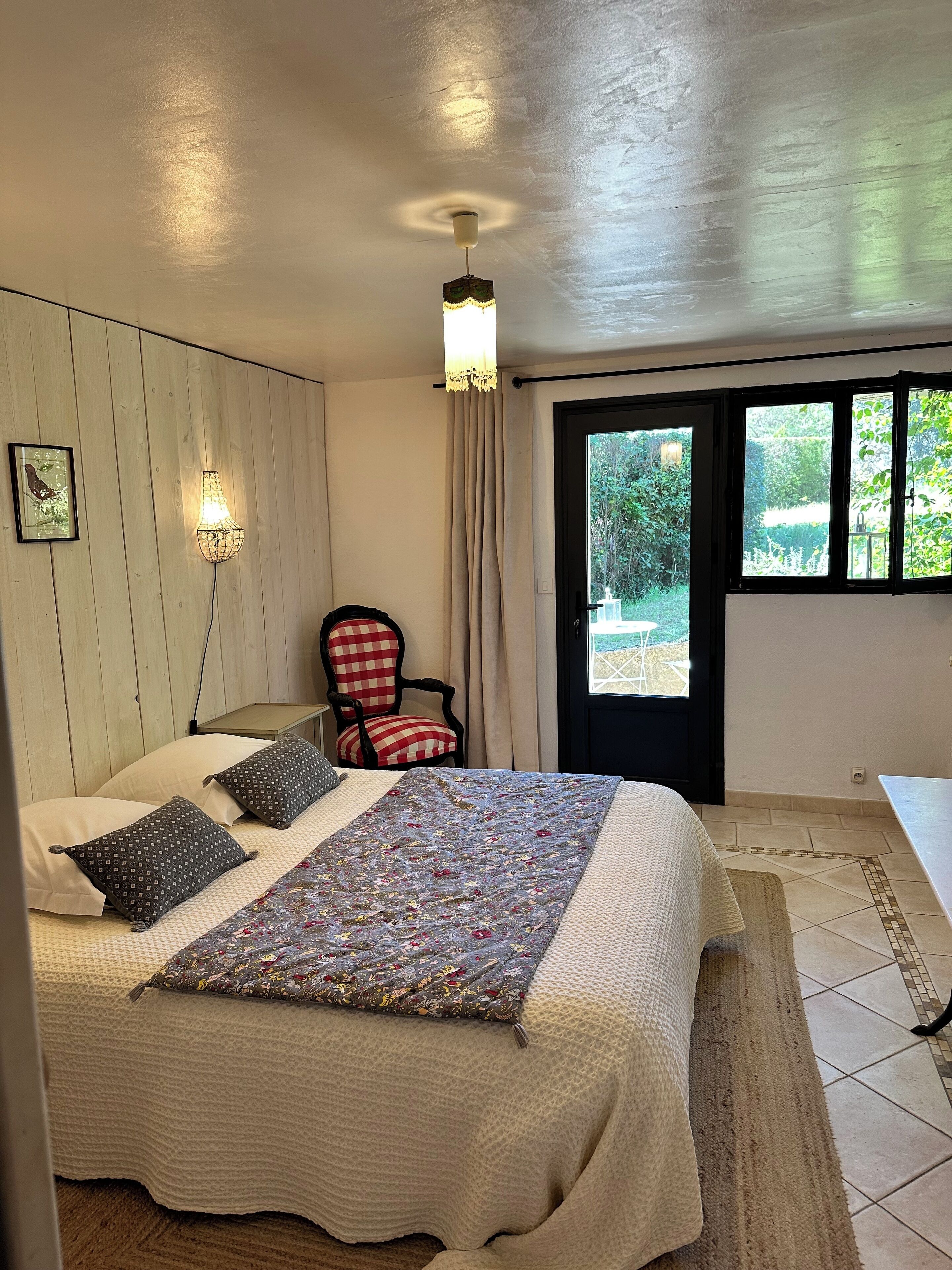 Basic-Doppelzimmer (Picholine) | Hochwertige Bettwaren, individuell eingerichtet, Schreibtisch