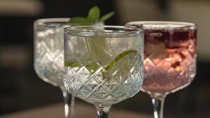 Three clear glass glasses with a diamond pattern, each with a mint leaf garnish, on a wooden surface. - La Siesta (Markovci)