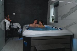 Chambre Deluxe, 1 grand lit et 1 canapé-lit | Baignoire relaxante profonde