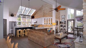 TV, fireplace, offices - Anthracite Allure 4 BR, ski in/out, pet friendly, hottub (Mt. Crested Butte)