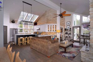 TV, fireplace, offices - Anthracite Allure 4 BR, ski in/out, pet friendly, hottub (Mt. Crested Butte)