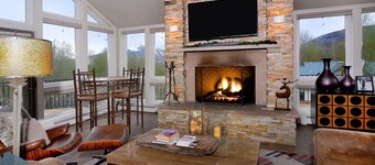 Anthracite Allure 4 BR, ski in/out, pet friendly, hottub