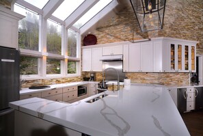 Fridge, microwave, oven, stovetop - Anthracite Allure 4 BR, ski in/out, pet friendly, hottub (Mt. Crested Butte)