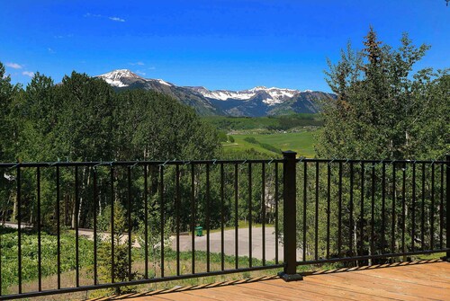 Anthracite Allure 4 BR, ski in/out, pet friendly, hottub