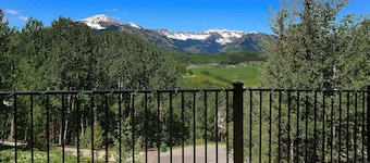 Anthracite Allure 4 BR, ski in/out, pet friendly, hottub