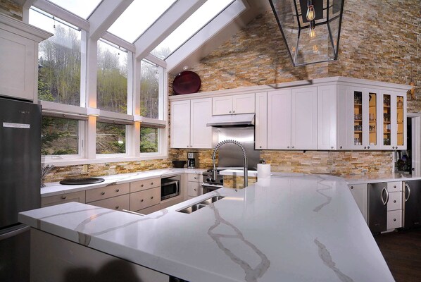Coffee/tea maker, fridge, microwave, oven - Anthracite Allure 4 BR, ski in/out, pet friendly, hottub (Mt. Crested Butte)