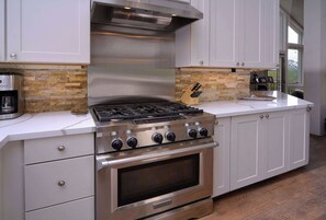 Coffee/tea maker, fridge, microwave, oven - Anthracite Allure 4 BR, ski in/out, pet friendly, hottub (Mt. Crested Butte)