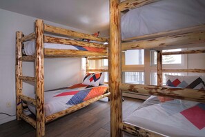 4 bedrooms, iron/ironing board, travel crib, WiFi - Anthracite Allure 4 BR, ski in/out, pet friendly, hottub (Mt. Crested Butte)
