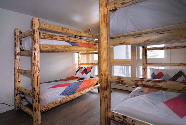 4 bedrooms, iron/ironing board, travel crib, WiFi - Anthracite Allure 4 BR, ski in/out, pet friendly, hottub (Mt. Crested Butte)
