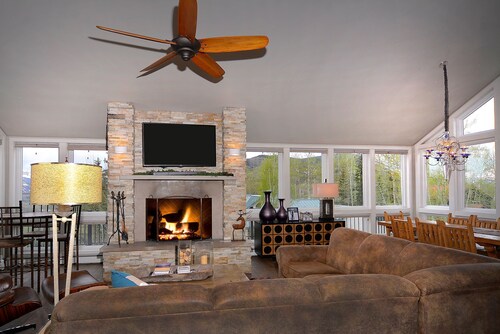 Anthracite Allure 4 BR, ski in/out, pet friendly, hottub