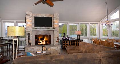 Anthracite Allure 4 BR, ski in/out, pet friendly, hottub