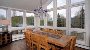 Dining - Anthracite Allure 4 BR, ski in/out, pet friendly, hottub (Mt. Crested Butte)
