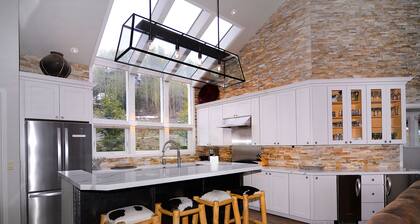 Anthracite Allure 4 BR, ski in/out, pet friendly, hottub