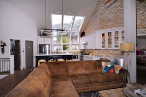 TV, fireplace, offices - Anthracite Allure 4 BR, ski in/out, pet friendly, hottub (Mt. Crested Butte)
