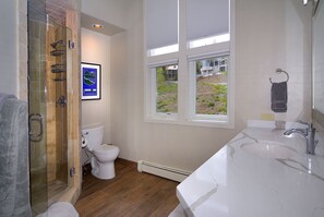 Bathtub, hair dryer, towels - Anthracite Allure 4 BR, ski in/out, pet friendly, hottub (Mt. Crested Butte)