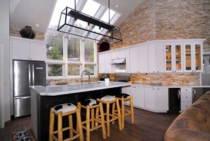 Coffee/tea maker, fridge, microwave, oven - Anthracite Allure 4 BR, ski in/out, pet friendly, hottub (Mt. Crested Butte)