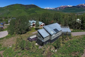 Exterior - Anthracite Allure 4 BR, ski in/out, pet friendly, hottub (Mt. Crested Butte)