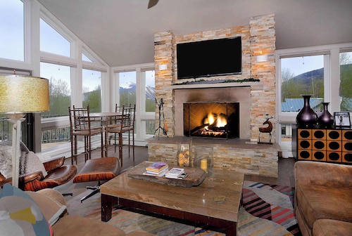 Anthracite Allure 4 BR, ski in/out, pet friendly, hottub