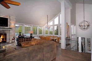 TV, fireplace, offices - Anthracite Allure 4 BR, ski in/out, pet friendly, hottub (Mt. Crested Butte)