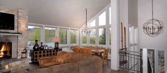 Anthracite Allure 4 BR, ski in/out, pet friendly, hottub