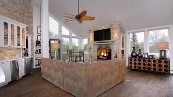 Télévision, cheminée, espaces bureaux